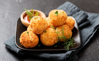 Bolinho de arroz com queijo