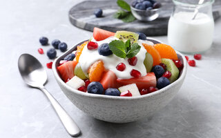 Creminho de Limão com Biscoito e Frutas Picadas