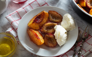 Frutas Assadas com Farofa Doce Crocante e Iogurte