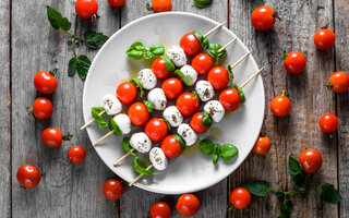 Espetinho de queijo fresco, tomate e nozes