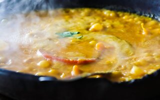 Moqueca baiana com leite de coco caseiro