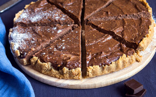 Torta de Biscoito Nesfit de Cacau e Cereais com Ganache