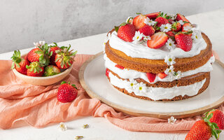 Bolo Pelado (Naked Cake) com Morangos