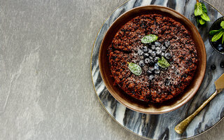 Chocolate Quente de Colher com Crumble de Biscoito Calipso