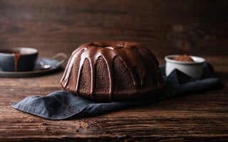 Bolo de Chocolate sem Ovo com Calda de Chocolate