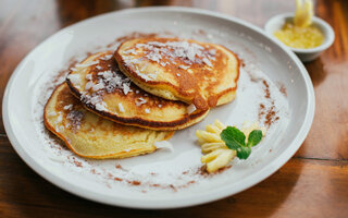 Mini Pancake de Aveia Sem Glúten com Geleia de Abacaxi