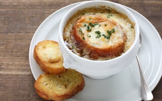 Sopa de Cebola com Toque de Queijo