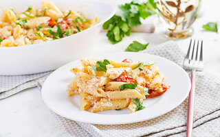 Penne ao Molho de Queijo e Brócolis