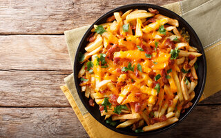 Batata frita com bacon e cheddar