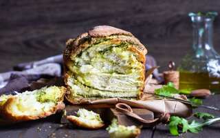 Pão de Alho com Pesto de Espinafre