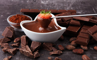 Fondue de Chocolate com Marshmallows e morangos