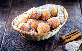 Bolinho de chuva com doce de leite