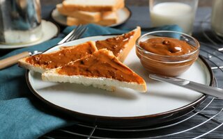 Pão na chapa com doce de leite