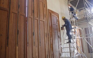 Já imaginou como é restaurar mais de 400 portas e janelas? E mais de mil ladrilhos? Essa é apenas uma pequena parte