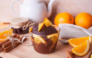 Bolo de caneca de chocolate e laranja