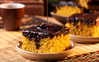 Bolo de cenoura com cobertura crocante de chocolate