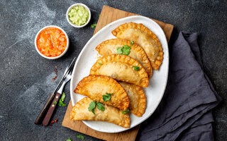 Empanada de verduras com massa de pastel