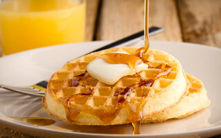 Waffles com calda de tangerina