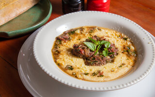 Ragu de rabada com polenta