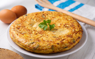 Omelete de forno com alho-poró