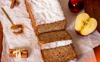 Bolo de ricota com maçã