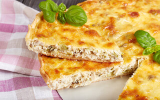 Quiche de frango com queijo brie