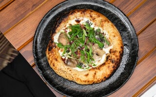 Sky Hall Garden_Pizzetta de creme de ricota de búfala, cogumelos selvagens e caramelo de Cebola_Belle Ribeiro (3) (1).jpg