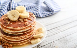 Panqueca de banana fit com aveia e pasta de amendoim