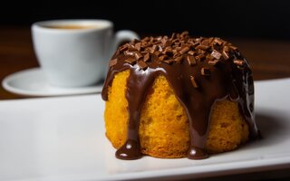 Bolo de cenoura de caneca com cobertura de brigadeiro