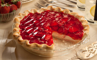 TORTA DE MORANGO COM CREME