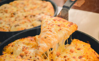 7. Pizza de liquidificador na frigideira