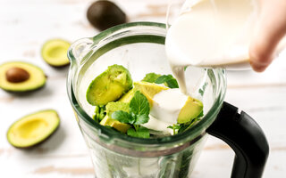 Mousse de abacate com creme de leite