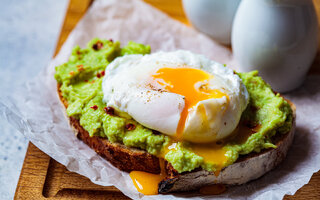 Torrada com abacate (avocado toast)