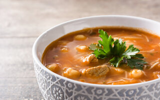 Sopa de grão-de-bico com carne