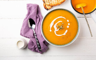 Sopa de abóbora com curry vermelho