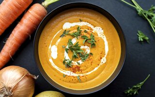 Sopa de cenoura com gengibre