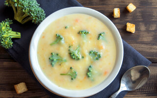 Sopa de couve-flor e brócolis