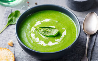 Sopa cremosa de espinafre com aveia