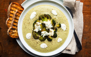 Sopa de brócolis com gorgonzola