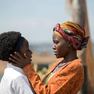 Jovem africana conquista o mundo com o xadrez em “Rainha de Katwe”