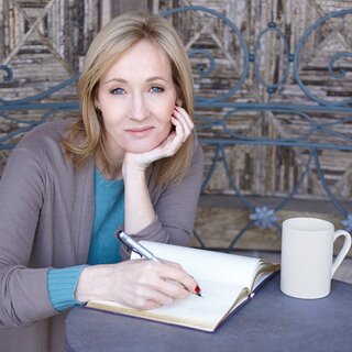 Literatura: J. K. Rowling revela no Twitter que está escrevendo dois novos livros 