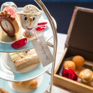 Viagens: Hotel em Londres convida hóspedes para um chá da tarde inspirado em "A Bela e a Fera"