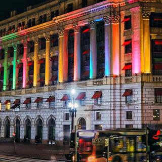 Na Cidade: Shopping Light ilumina a fachada com as cores da bandeira LGBTQIA+ nesta quinta-feira (5); saiba mais!