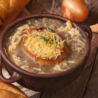 Receitas: Receita de sopa de cebola é perfeita para os dias frios; veja o passo a passo!