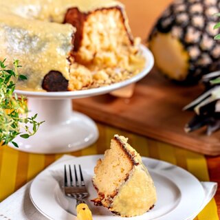 Receitas: Desperdício zero: aprenda a fazer bolo de abacaxi com brigadeiro de casca
