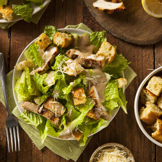 Receitas: Receita de Salada Caesar é deliciosa e simples de fazer; confira!