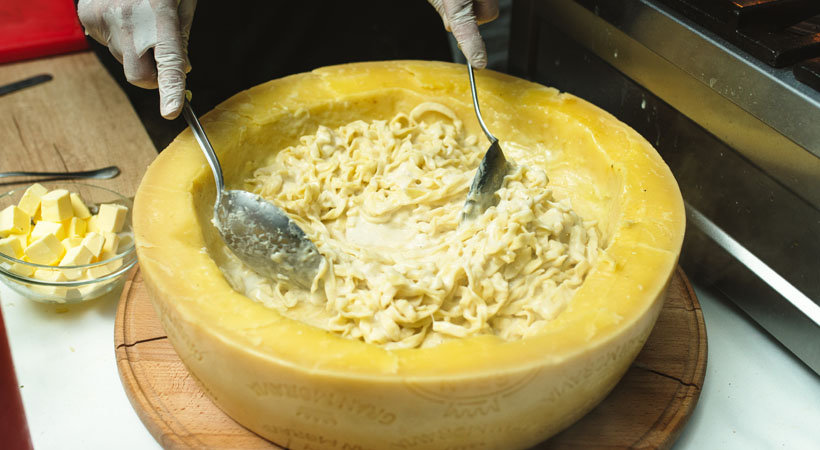 Lugares em SP para comer o famoso macarrão dentro do queijo