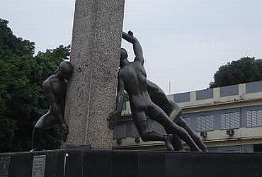 Viagens: Monumento às Três Raças