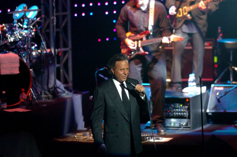 Shows: Julio Iglesias