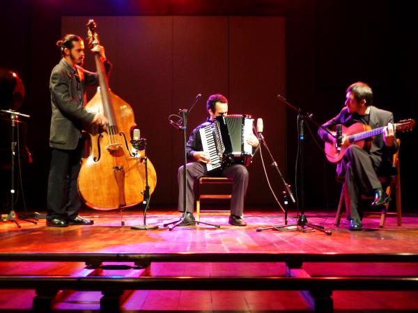 Viagens: Trio Jogando Tango